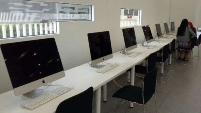 Fasilitas MacBook di lingkungan Universitas Bina Nusantara.