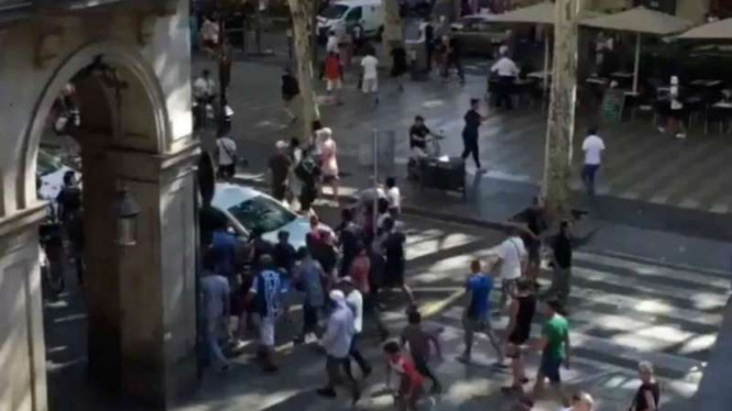 Sebuah mobil van menabrak kerumuman turis di kawasan wisata Las Ramblas, Barcelona, Spanyol, pada Kamis waktu setempat, 17 Agustus 2017.