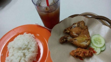Ayam Gepuk Pak Gembus di warung Ruko Villa Tomang Baru Blok A1 Nomor 41A Kutabumi, Pasar Kemis, Tangerang, Banten.
