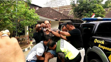 Pelaku perampasan senjata anggota polisi di Denpasar Barat, Jumat (18/8/2017)