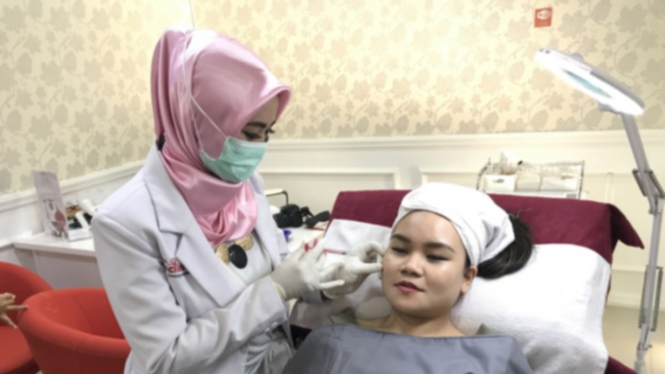 Suntik filler wajah.