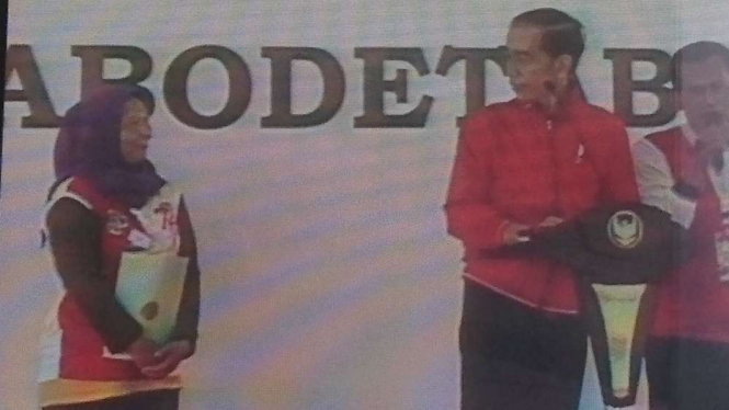 Ibu Amah saat berbincang dengan Presiden Jokowi. Ilustrasi.