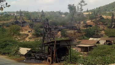 Tambang Minyak Rakyat di Desa Wonocolo.