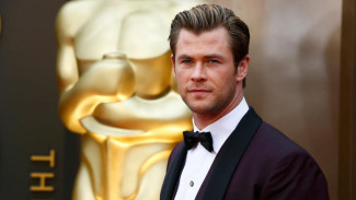 Chris Hemsworth Telanjang Dada di Film Thriller Terbaru
