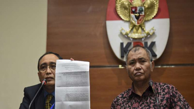 Ketua Kamar Pengawasan MA Sunarto (kiri) didampingi Ketua KPK Agus Rahardjo