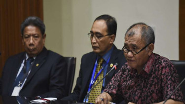 Ketua KPK Agus Rahardjo (kanan) 