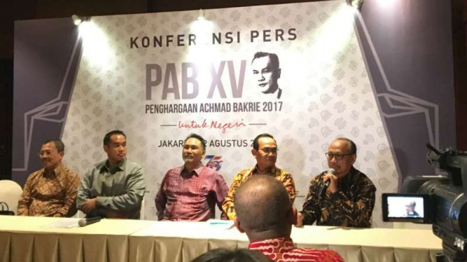 Penyanyi Ebiet G Ade, salah satu penerima Penghargaan Achmad Bakrie