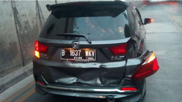 Salah satu kendaraan yang terlibat kecelakaan di Underpass Gandaria City, Rabu (23/8/2017).