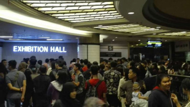 Para pengunjung padati bazar sepatu Nike di Mall Grand Indonesia
