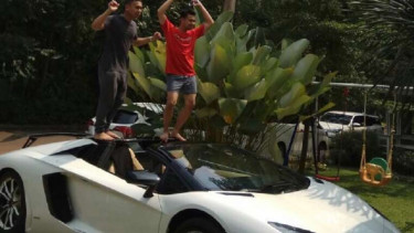 Raffi Ahmad di mobil mewahnya.