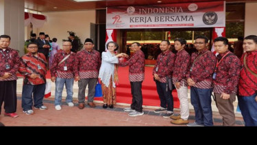Tim Velozity Journey menerima kenang-kenangan dari Dubes RI di Brunei Darussalam.