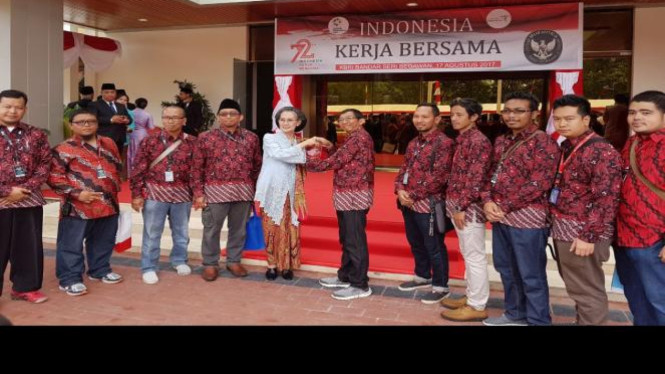 Tim Velozity Journey menerima kenang-kenangan dari Dubes RI di Brunei Darussalam.
