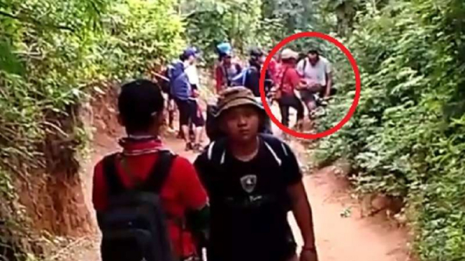 Solihin (baju merah) saat cegat dan palak seorang pendaki Gunung Guntur.
