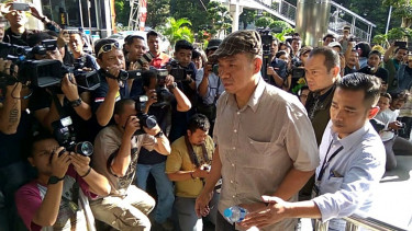 KPK menggiring seorang tersangka kasus suap untuk Dirjen Perhubungan Laut