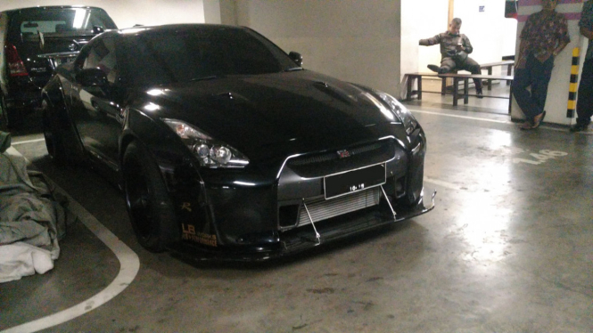 Nissan GT-R yang terparkir di Apartemen Regatta.