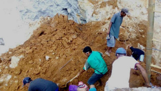 Maria Dihantam Batu dan Terkubur Pasir di Depan Ayahnya