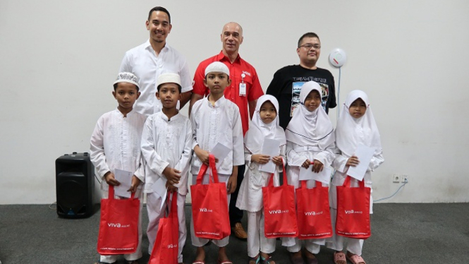 Segenap direksi VIVA.co.id bersama perwakilan anak-anak yatim.