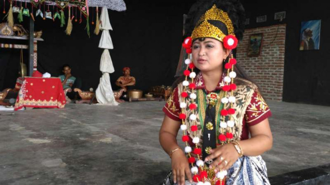 Aerrli Rasinah,  generasi ketiga dari penari topeng Cirebon Mimi Rasinah