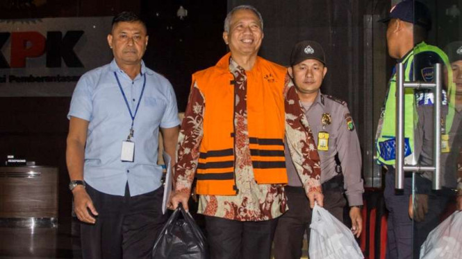 Mantan Dirjen Perhubungan Laut Kementerian Perhubungan, Antonius Tonny Budiono, setelah jadi tahanan KPK. 