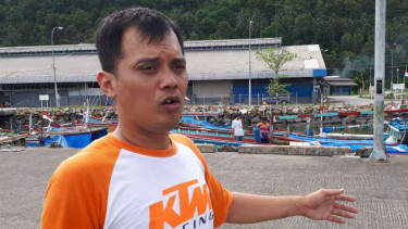 Nico Panji Tirtayasa, pelapor Novel Baswedan, di sela-sela bersama tim Bareskrim Polri mengecek tempat tinggal dan bekerjanya di Padang, Sumatera Barat, pada Jumat, 25 Agustus 2017.