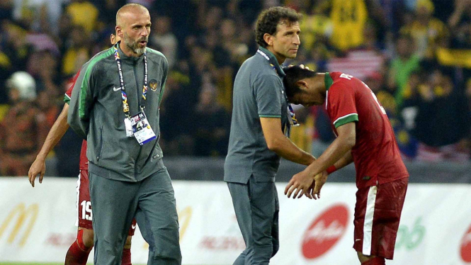 Luis Milla menghibur pemain timnas Indonesia saat gagal ke final cabang olah raga sepak bola di SEA Games 2017.