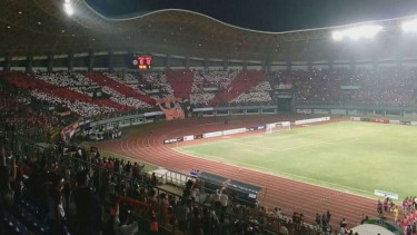 Koreografi apik para The Jakmania di Stadion Patriot Candrabhaga