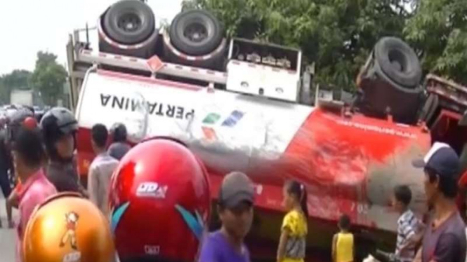 Kondisi truk tangki Pertamina yang terbalik di Langkat.