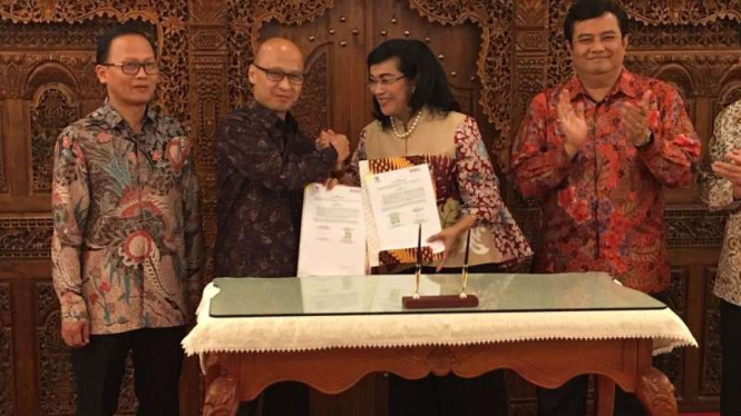 Dubes Umar Hadi (kanan) menyaksikan penandatanganan kerjasama antara KBRI Seoul dan BNI