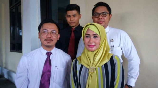 Istri Donny Kesuma, Yuni Indriyati an tim pengacaranya