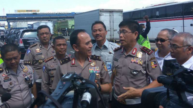 Asops Kapolri Irjen Mochammad Iriawan (tengah).