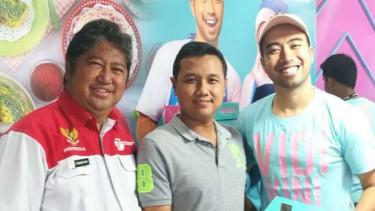 Vidi Aldiano jualan kue 