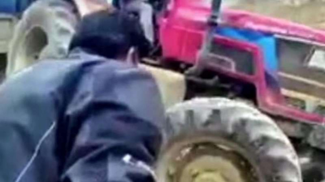 Detik-detik motor terlindas traktor.