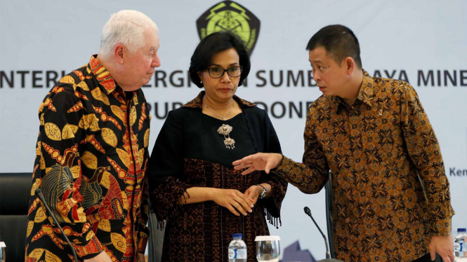 CEO Freeport McMoran Richard Adkerson (Kiri), Sri Mulyani (Tengah), dan Ignasius Jonan (Kanan).