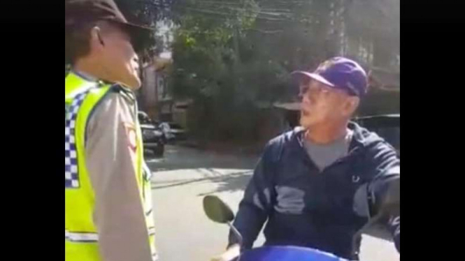 Adu mulut antara polisi tua dengan pemotor yang melanggar lalu lintas.