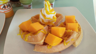 Mencicipi Segarnya Waffle dengan Puding Arum Manis