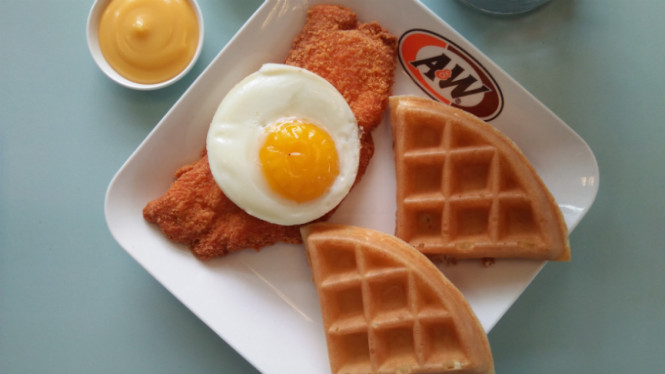 Waffle dan dada ayam.