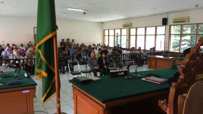 Wali Kota nonaktif Cimahi dan suaminya, Atty Suharti dan Itoc Tochija, dalam sidang yang digelar di Pengadilan Tindak Pidana Korupsi Bandung, Jawa Barat, pada Rabu, 30 Agustus 2017.