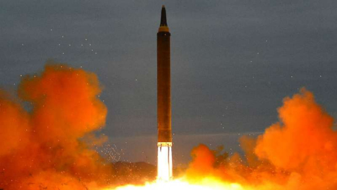 Rudal Korea Utara yang diluncurkan dan terbang di langit Jepang