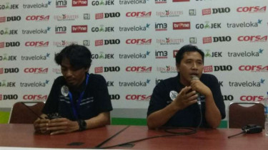 Media officer Arema FC, Sudarmaji (kanan)