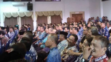 Para pegawai negeri sipil di Kota Tegal ketika mendapatkan pengarahan dari Gubernur Jawa Tengah Ganjar Pranowo pada 31 Agustus 2017.