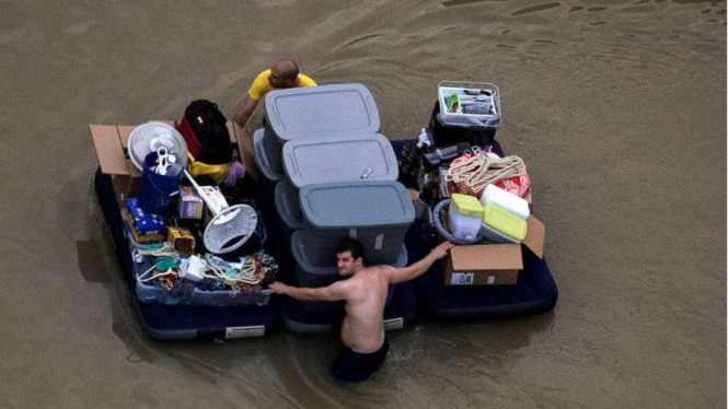 Korban badai Harvey menyelamatkan barang-barangnya
