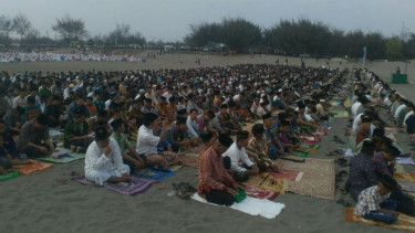 Warga pesisir pantai selatan Kabupaten Bantul salat idul Adha di Gumuk Pasir