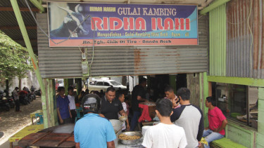 Pembeli di warung kari kambing ridha Ilahi selalu ramai.