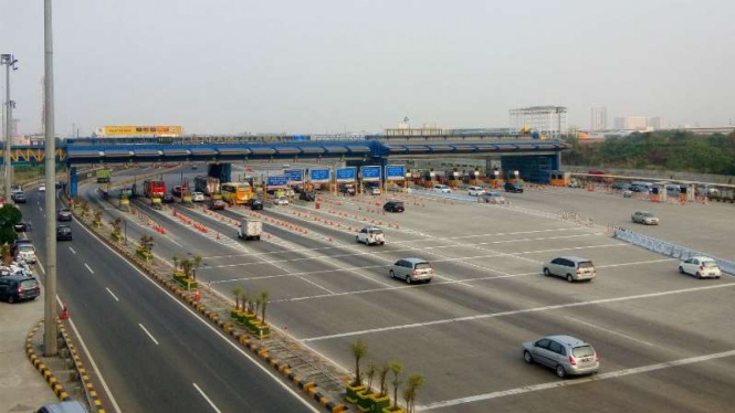 Suasana di ruas Jalan Tol Cikampek, GT Cikarang.