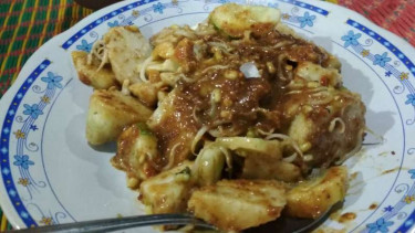 Rujak dan warung milik Yusliha di pinggir jalan raya Suramadu sisi Madura, Jawa Timur.