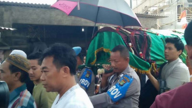 Prosesi pemakaman Catur, suporter yang tewas di Stadion Patriot, Kota Bekasi.