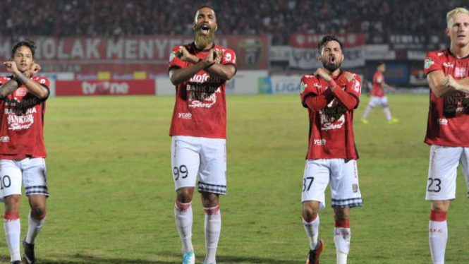 Gaya pemain Bali United saat rayakan gol