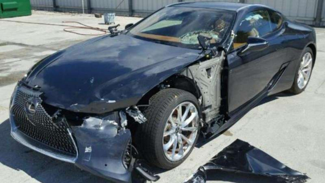 Lexus 500 bekas tabrakan yang dijual di situs online.