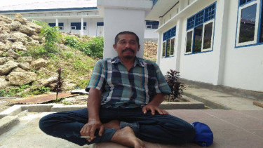 Pak Parmin, penjaga kampus di Mamuju, Sulawesi Barat.