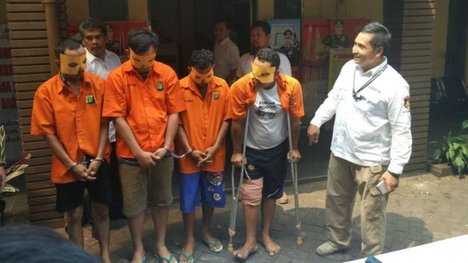  Komplotan perampok bersepatu paku di jalan Jakarta saat diringkus kepolisian, Senin (4/9/2017)